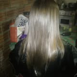 Resultado de trabajo Sublime: cabello rubio con mechas e iluminación, liso y con brillo.
